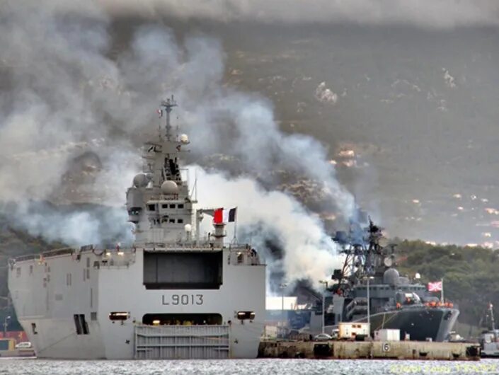 World of warships заставка. Дымящий американский корабль. Дымящие корабли сша. Окинава атака камикадзе. Авианосец банкер хилл.