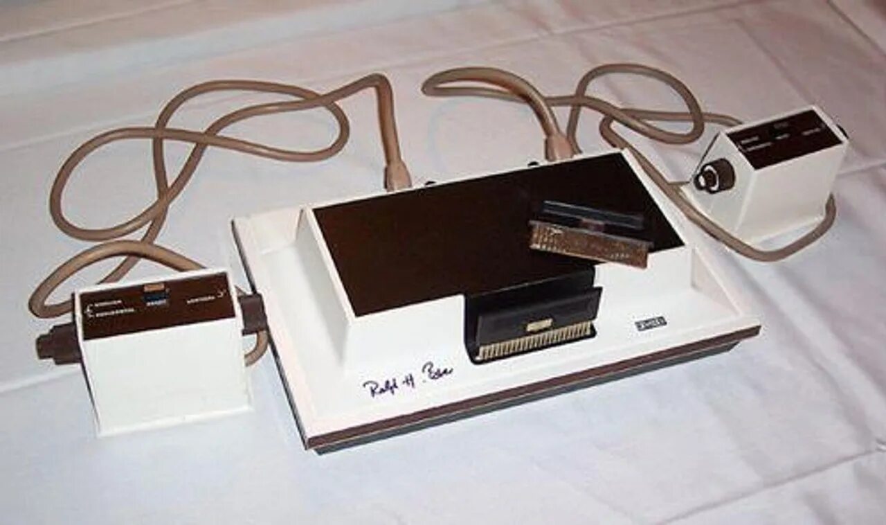 Игровая приставка magnavox odyssey. Игровые приставки 70 х. Magnavox odyssey 1972. Приставка атари 2600. Самая первая консоль.