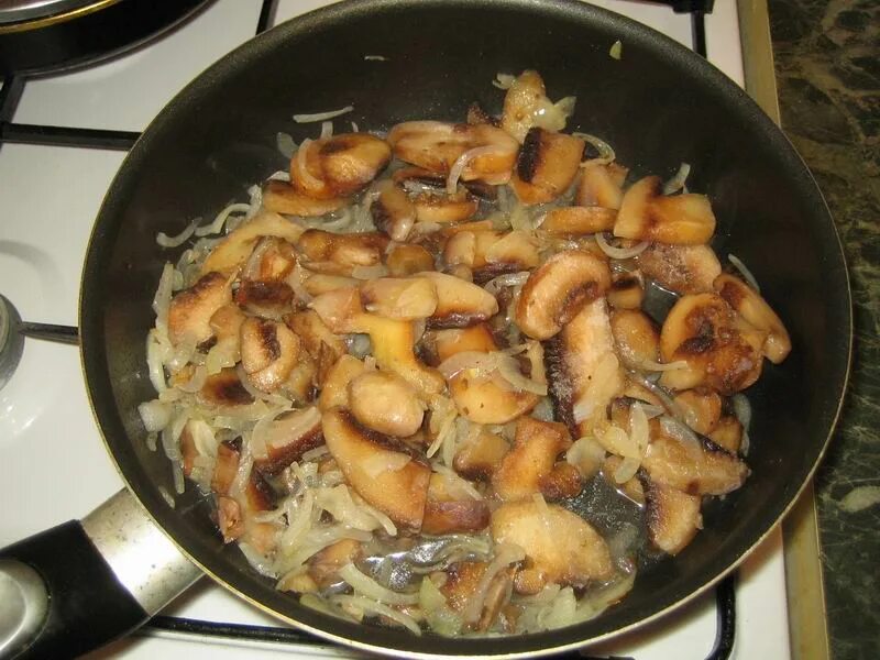 Вкусно пожарить шампиньоны на сковороде с луком. Шампиньоны жареные на сковороде с луком. жареные грибы с луком на сковороде. жареные шампиньоны с луком. жарить грибы с луком.