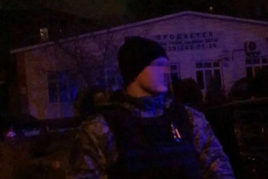 Инспектор в мошково застрелил. Полицейский случайно выстрелил в голову. Убийство полицейского в каспийске. Убили милиционера в дагестане. Убийство полицейских в метро в москве.