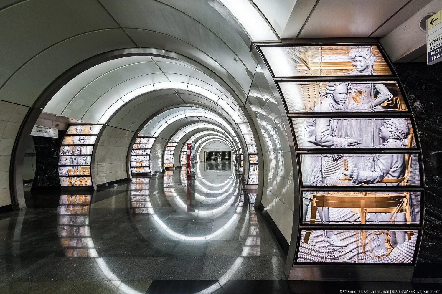 Московское метро фонвизинская. Московское метро фонвизинская. Фонвизин станция метро. Фонвизинская метро снаружи. Метро москвы фонвизинская.