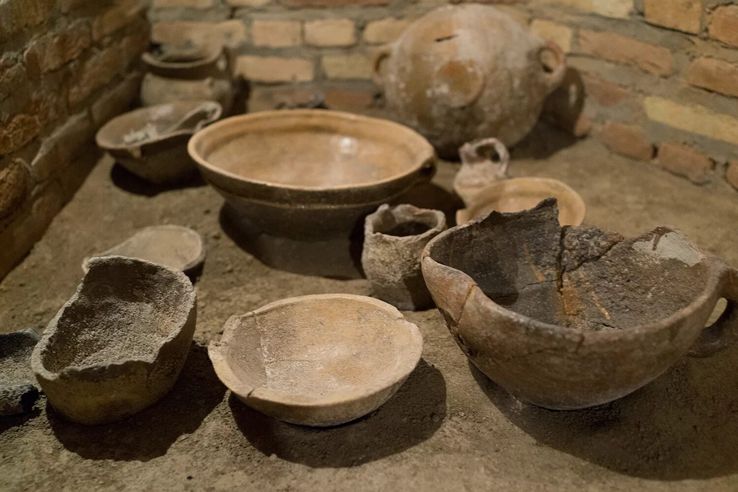 Сарматская керамика неолита. Миска глиняная старинная. Древняя каменная посуда. Первая посуда человека. Керамика урука.