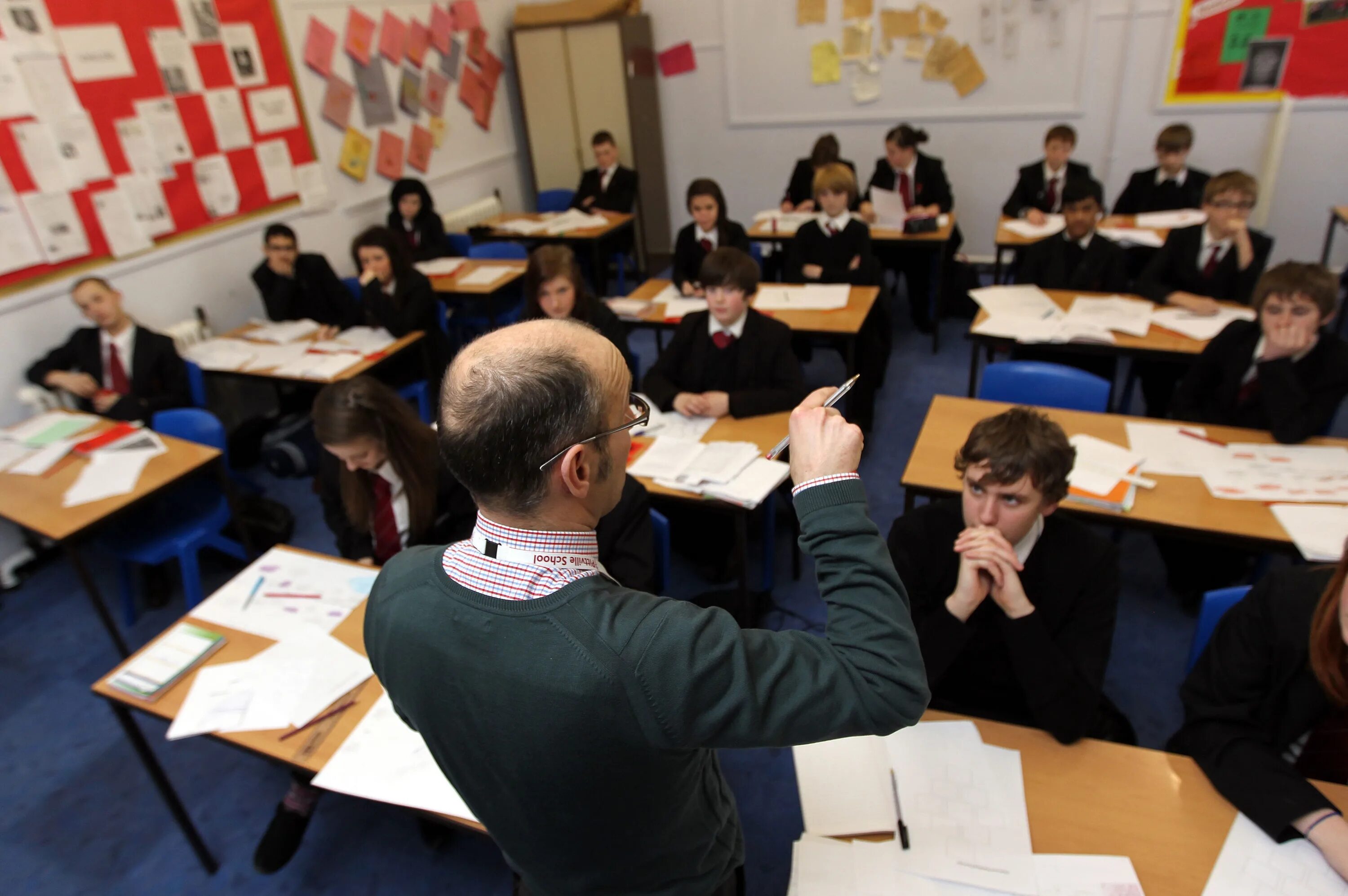 Смешанный класс. Secondary School в Великобритании. Предметы изучаемые в Великобритании в школе. Массовая школа в Европе. Secondary school pupils