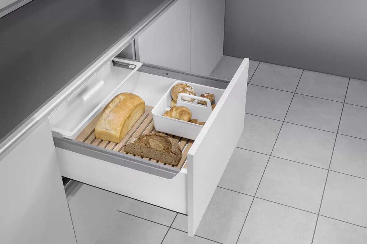 организация пространства на кухне. встраиваемая хлебница в ящик. хранение хлеба. хранение контейнеров на кухне. машины которые убирают хлеб.