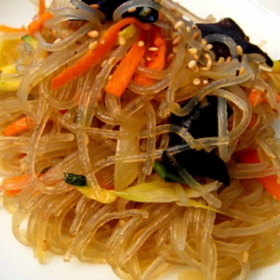 Китайская рисовая лапша толстая. Glass Noodles фунчоза. Рисовая лапша прозрачная. Китайская лапша прозрачная. Китайская лапша название