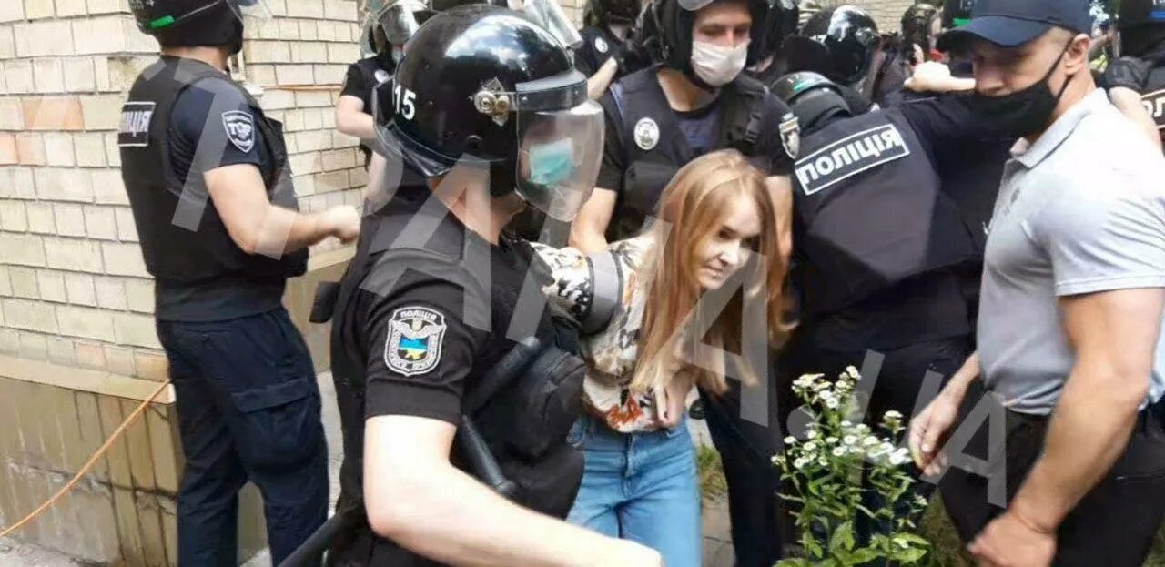 Полицейский задерживает девушку. Полиция арестовала девушку. Задержание девушки в америке. Девушки полицейские на митинге. Девушки задержанные полицией.