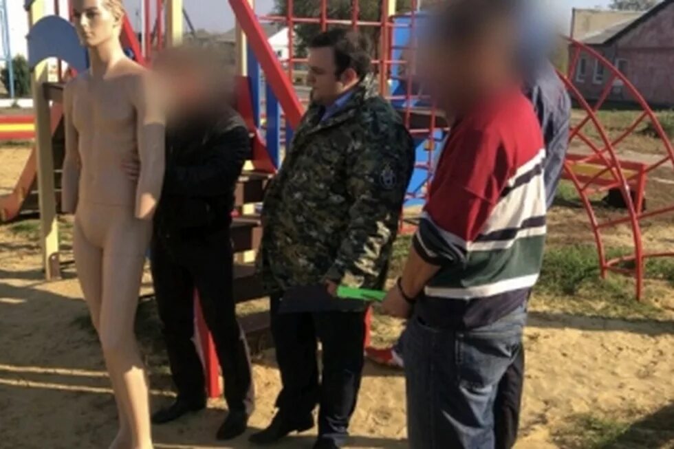 Таджики на детской площадке. Взрослые на детской площадке. Park swing. Мужчина на детской площадке. Мужчина на детской площадке.