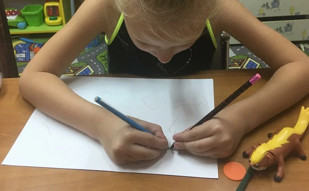 Человек пользующийся 2 руками. Рисование двумя руками для детей. Одновременное рисование. Ребенок рисует обеими руками. Рисование двумя руками одновременно.