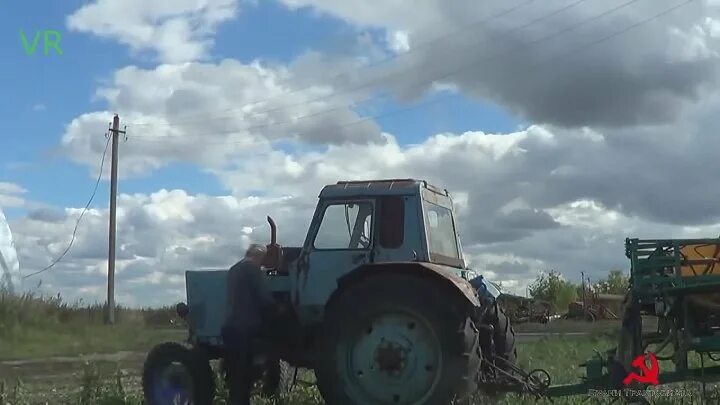 Трактористы песни видео. Песни про трактористов. Загоночка про трактористов. Песня про тракториста. 2003 Год Ишеево трактористы камень.