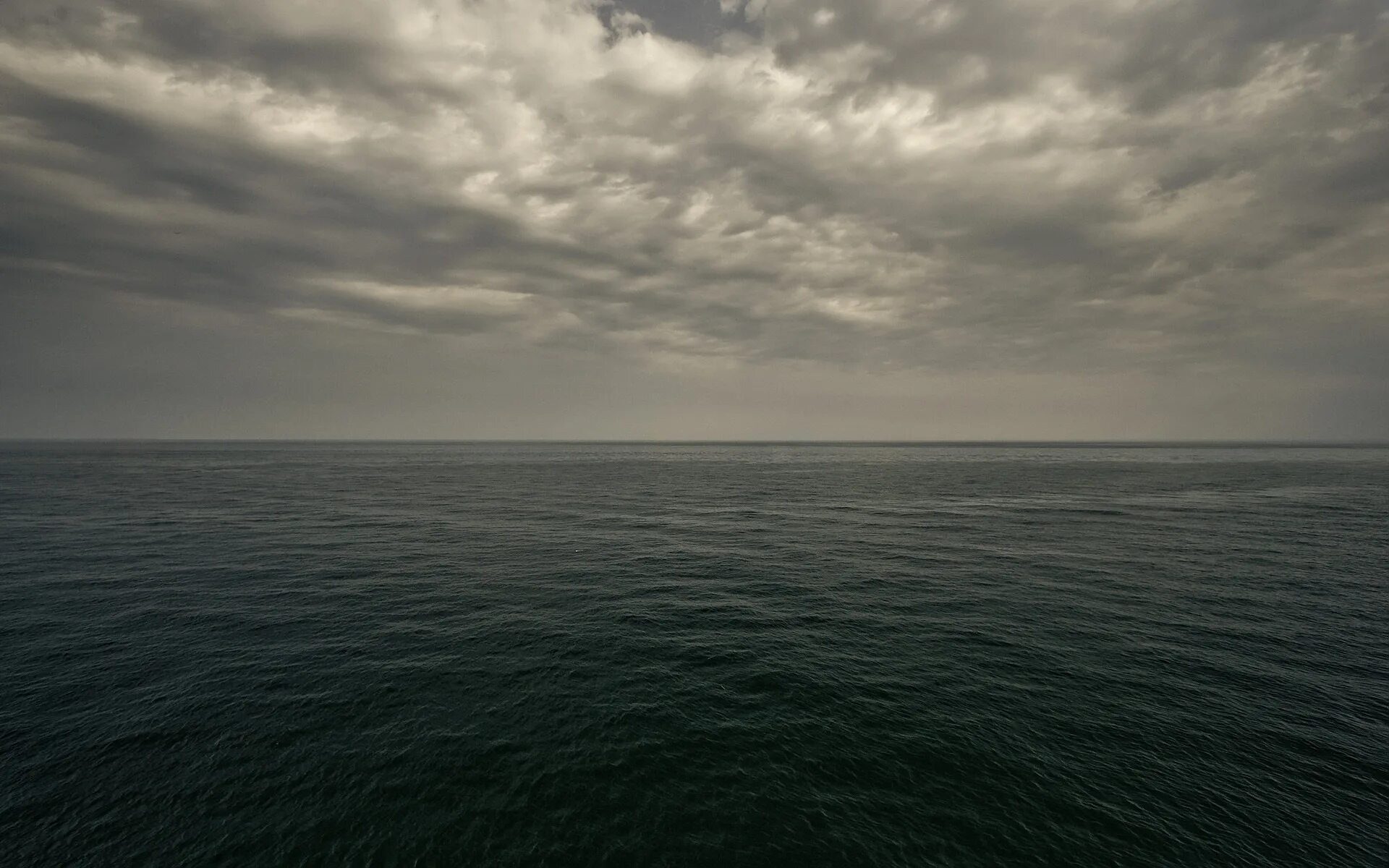 Середина тихого океана. Темное море. Пасмурное море. Пустое море. Спокойное море.