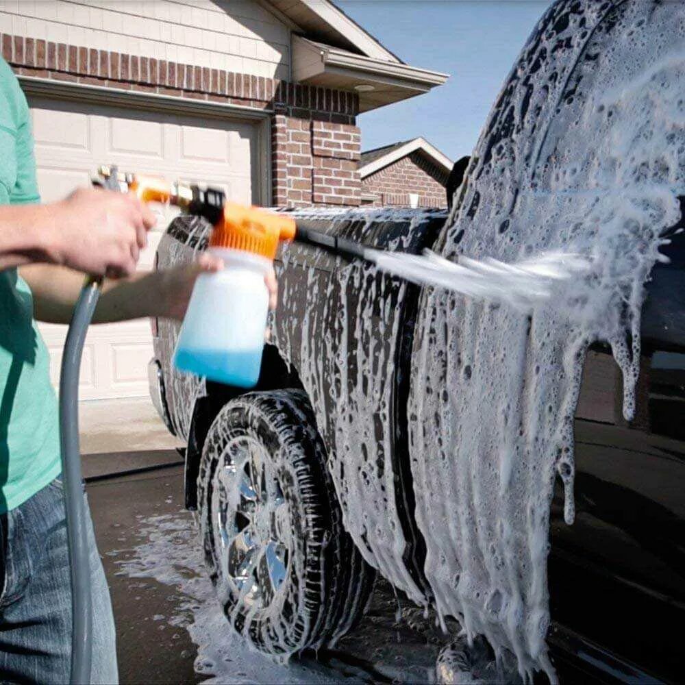Можно мыть машину жидким мылом. Мойка автомобиля. Мытье машины. Правильная мойка автомобиля. Бесконтактная мойка автомобиля.