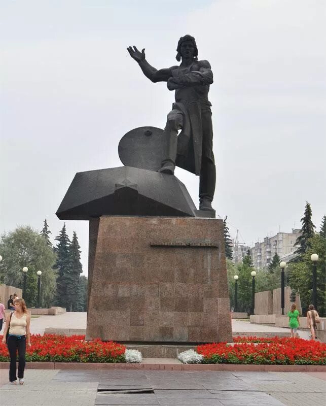 В каком городе установлен памятник уральском. Памятник УДТК В Челябинске. Памятник Уральскому добровольческому танковому корпусу в Челябинске. Памятник Уральскому добровольческому корпусу памятники Перми. Памятник добровольцам-танкистам памятники Челябинска.