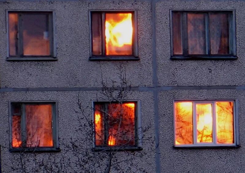 Вечерние окна домов. Окна жилых домов. Светящиеся окна в домах. Домик с горящими окнами. Сгоревшее окно