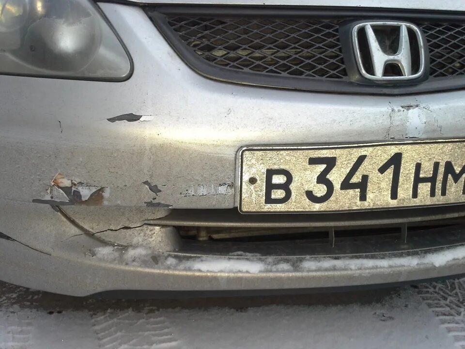 Номер погнул. Сломался бампер куда прикрепить номер. надпись на разбитый бампер. погнутый номер.