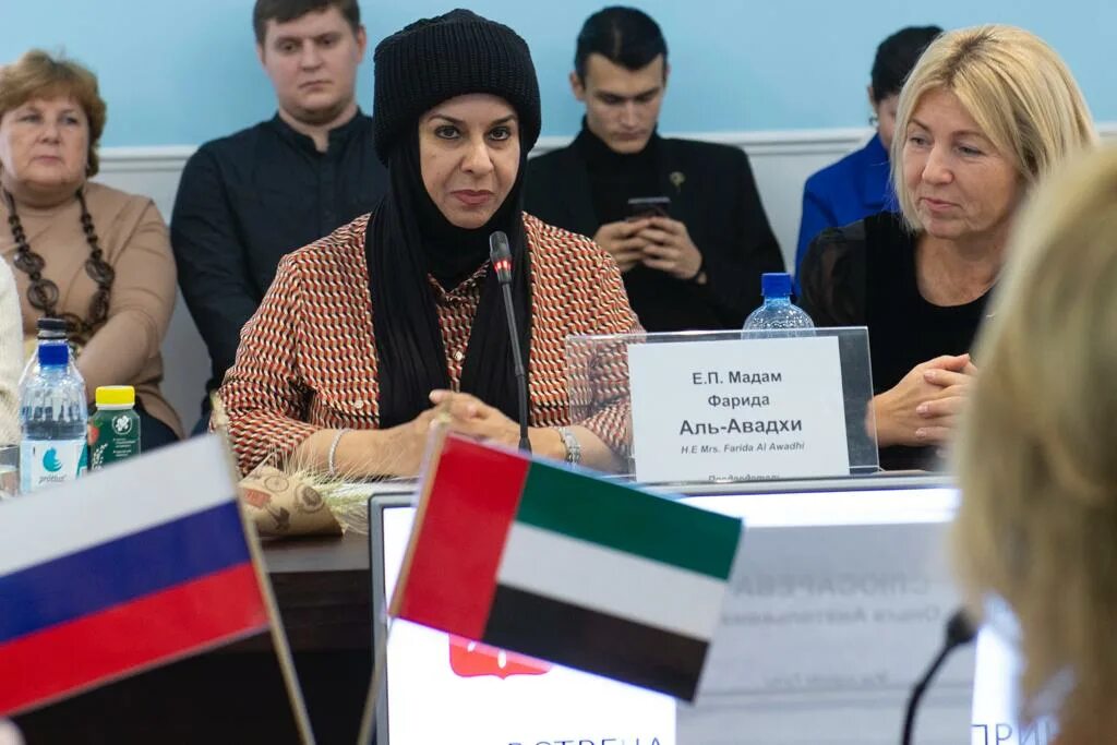 Приезд жен. Ассоциация женщин предпринимателей россии. ассоциации с женой. женщины офицеры в оаэ.