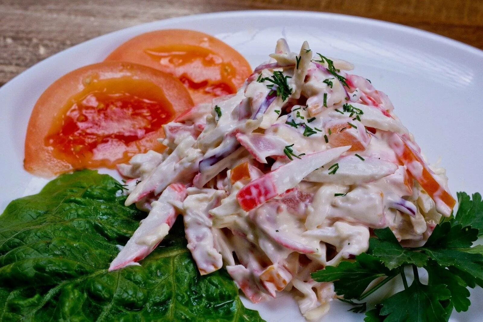 Салат красное море с крабовыми палочками и помидорами. Салат красное море с крабовыми палочками. Салат красное море с крабовыми. Салат с крабовыми палочками и помидорами
