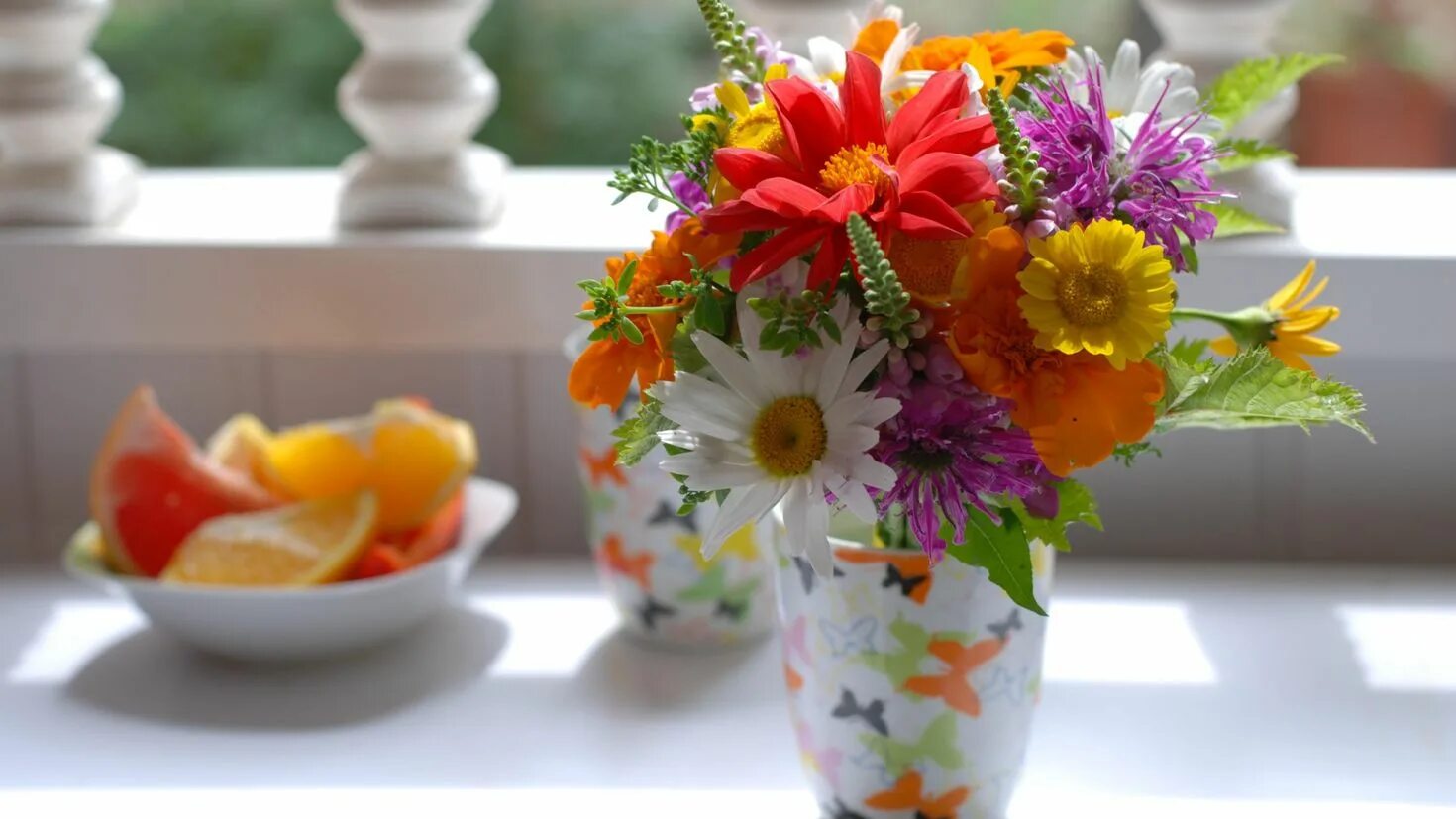 Желаю хорошего настроения и гармонии. Летние цветы. Яркие цветы. Букеты в вазах. Цветочки в вазе.
