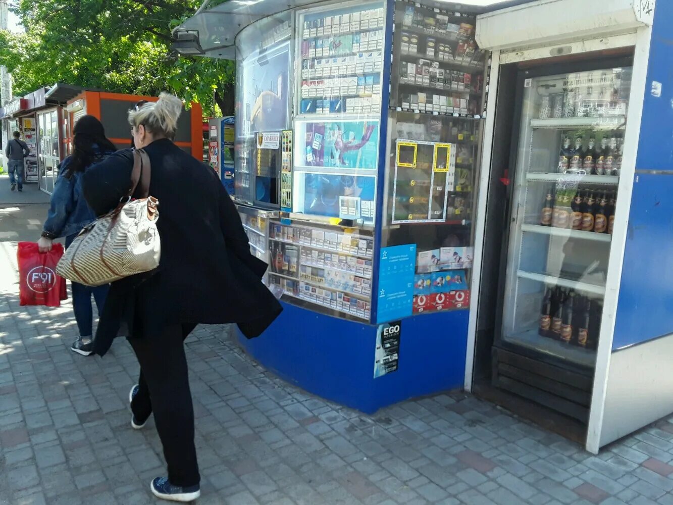 табачный ларек. табачные ларьки 90 х. павильоны для сигарет. франция табачные ларьки. ларьки в 90 годы.