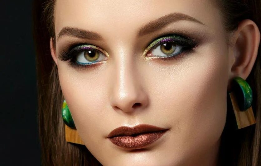 Макияж глаз для зеленых глаз. Легкий смоки айс для зеленых глаз. Макияж изумрудный смоки. Смоки айс для зеленых глаз. Женщины с зелеными тенями.