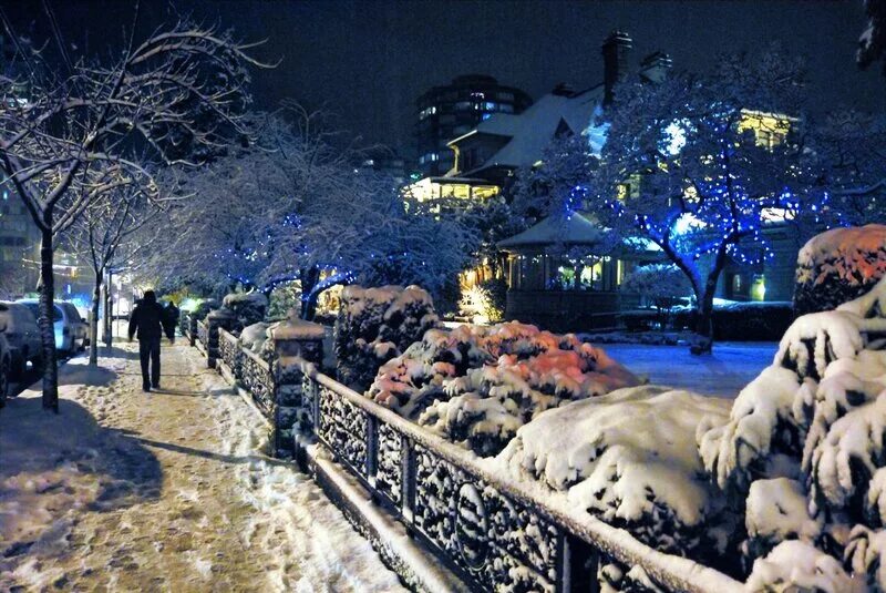 Рождественские улицы. Зимняя улица. Красивые зимние улицы. Город зимой. Рождественский город в снегу.