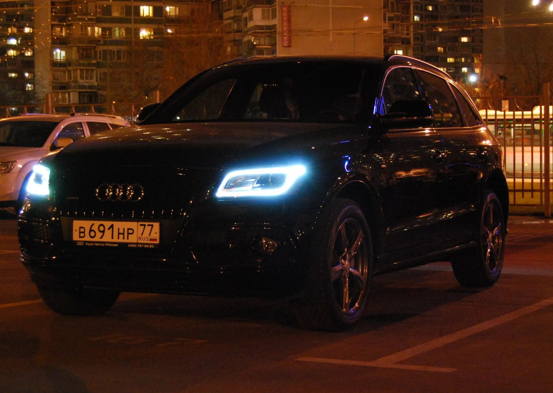 Audi q5 черная. Ауди q5 ночью. Ауди ку 5 черная. Audi q5 черная тонированная.