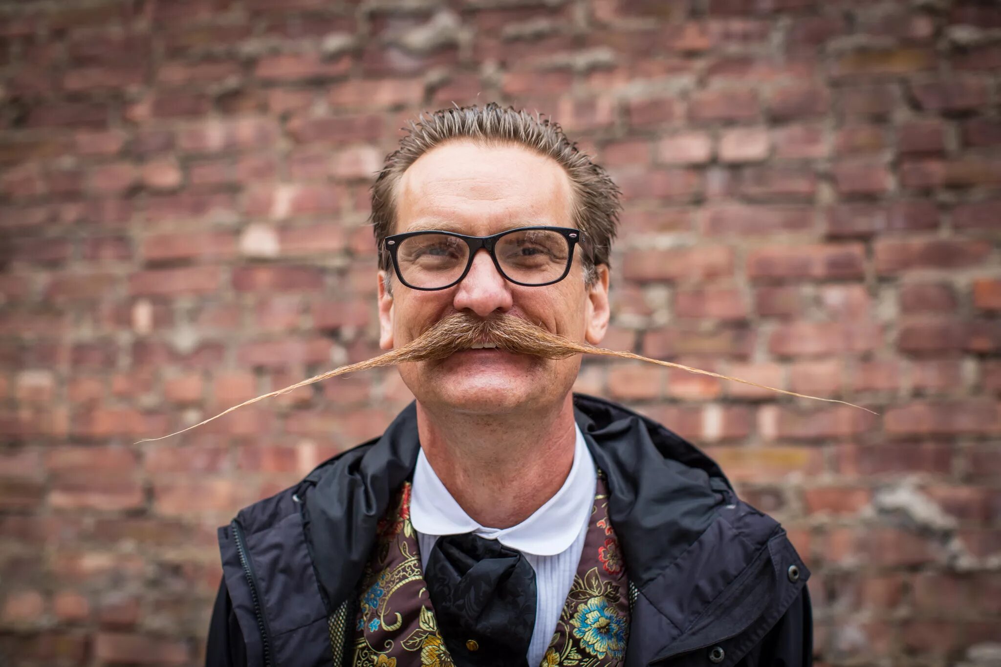 Британцы с усами. Усы по английски перевод. Усы по английски перевод. Англичанин с усами. Усы у британцев.