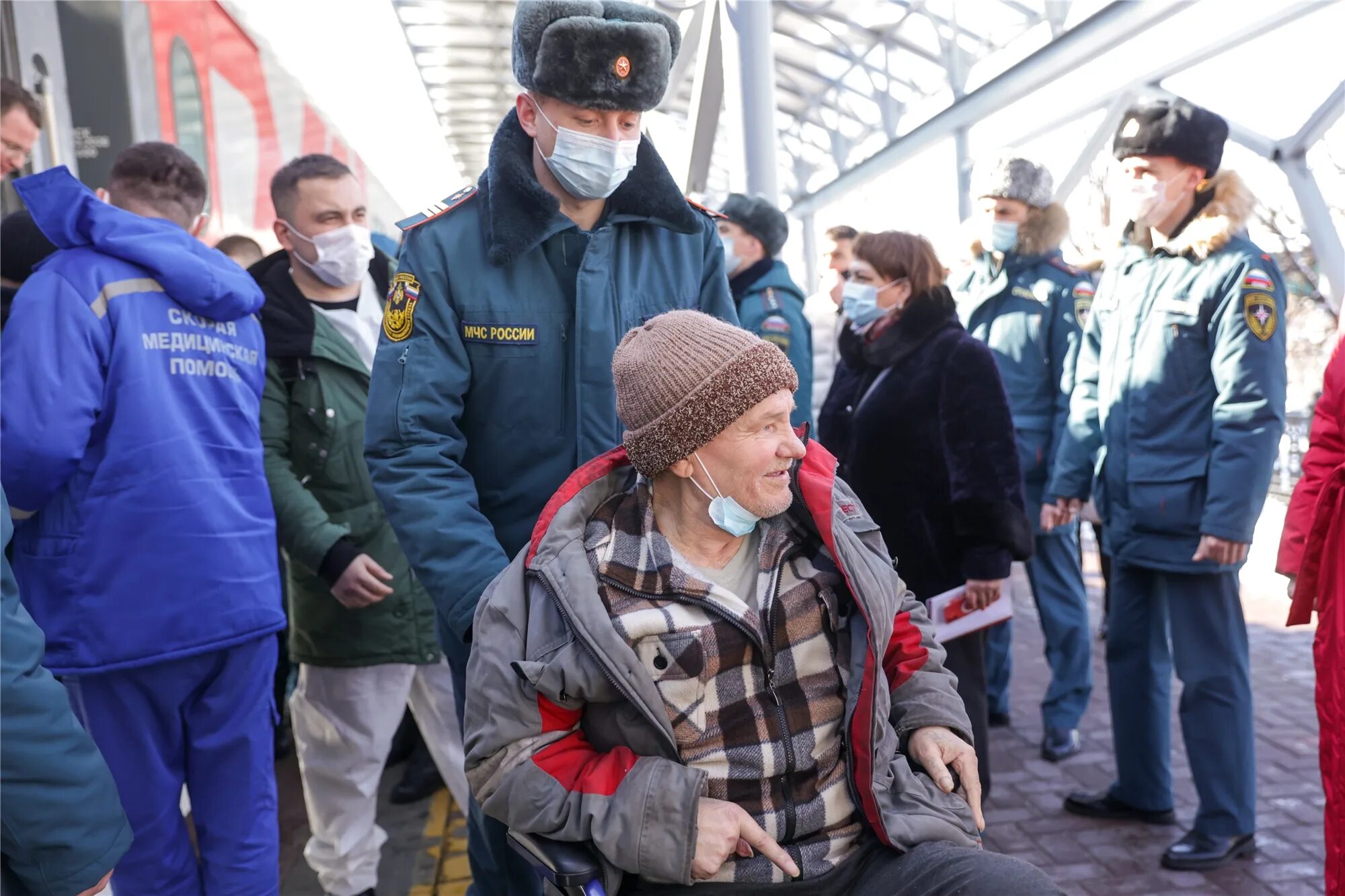 Эвакуация людей. Беженцы в Чебоксарах. Люди на вокзале. Встреча беженцев из Донбасса в Чебоксарах. Читать новости сегодня самые свежие и последние