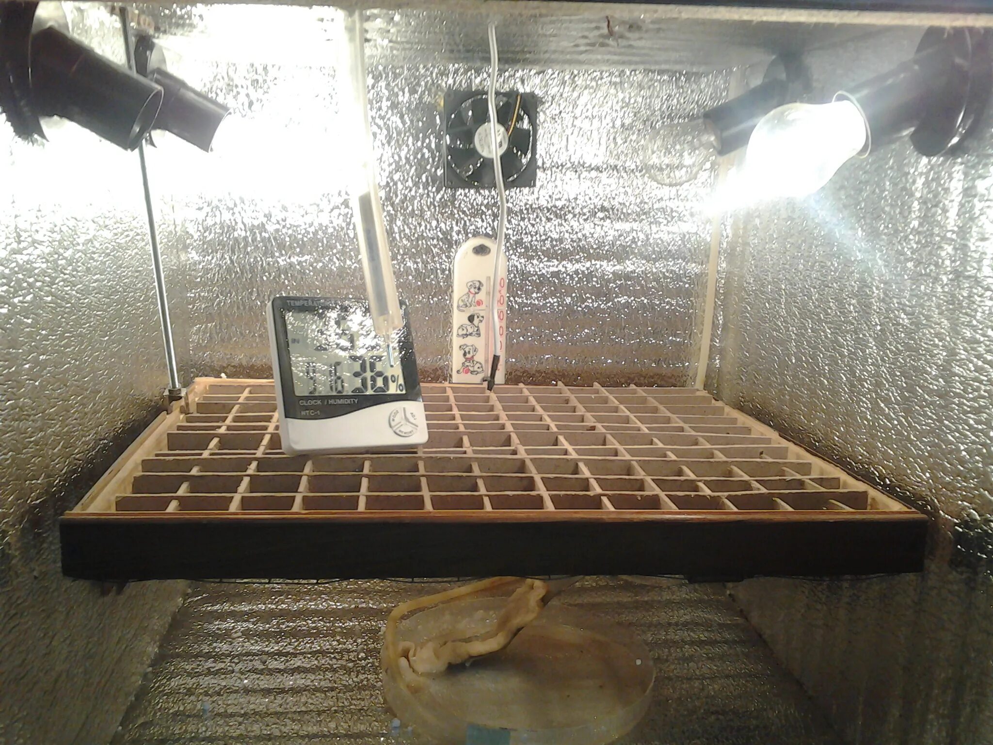 Брудер для цыплят из инкубатора. Инкубатор для яиц из пенопласта. Инкубатор из холодильника. Инкубатор свими руками. Инкубатор из пеноплекса.