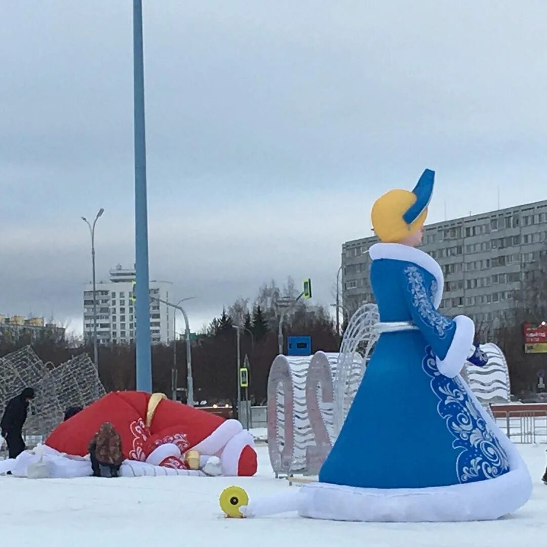 Дед мороз лета не ждет. Деду морозу больше не наливать. дед мороз устал. дед мороз набережные челны. дед мороз надувной сдулся.
