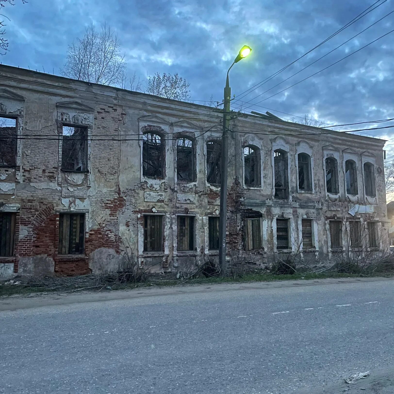 Погода волочек сегодня по часам. Вышний Волочек разруха. Вышний Волочек 2002. Руины городской бани Вышний Волочек. Дом пионеров Вышний Волочек.