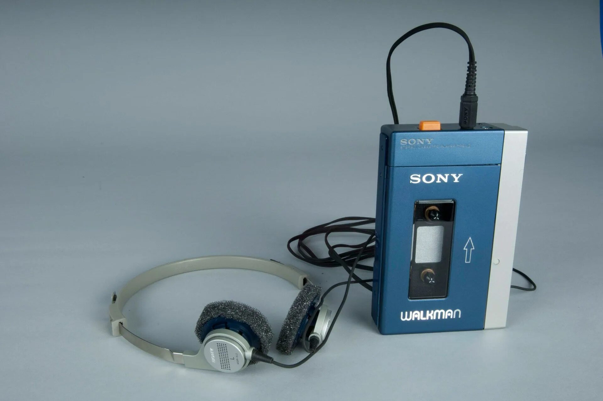 Е плеер. Sony Walkman TPS-l2 кассетный. Sony Walkman TPS-l2 1979. Аудиоплеер Sony Walkman 1979. Sony Walkman 90х.