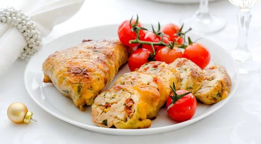 Ножки с помидорами в духовке. Куриные ножки в духовке с помидорами. Фаршированные куриные голени ветчиной и красным болгарским перцем. Ножки с помидорами в духовке. Голень с овощами в духовке.