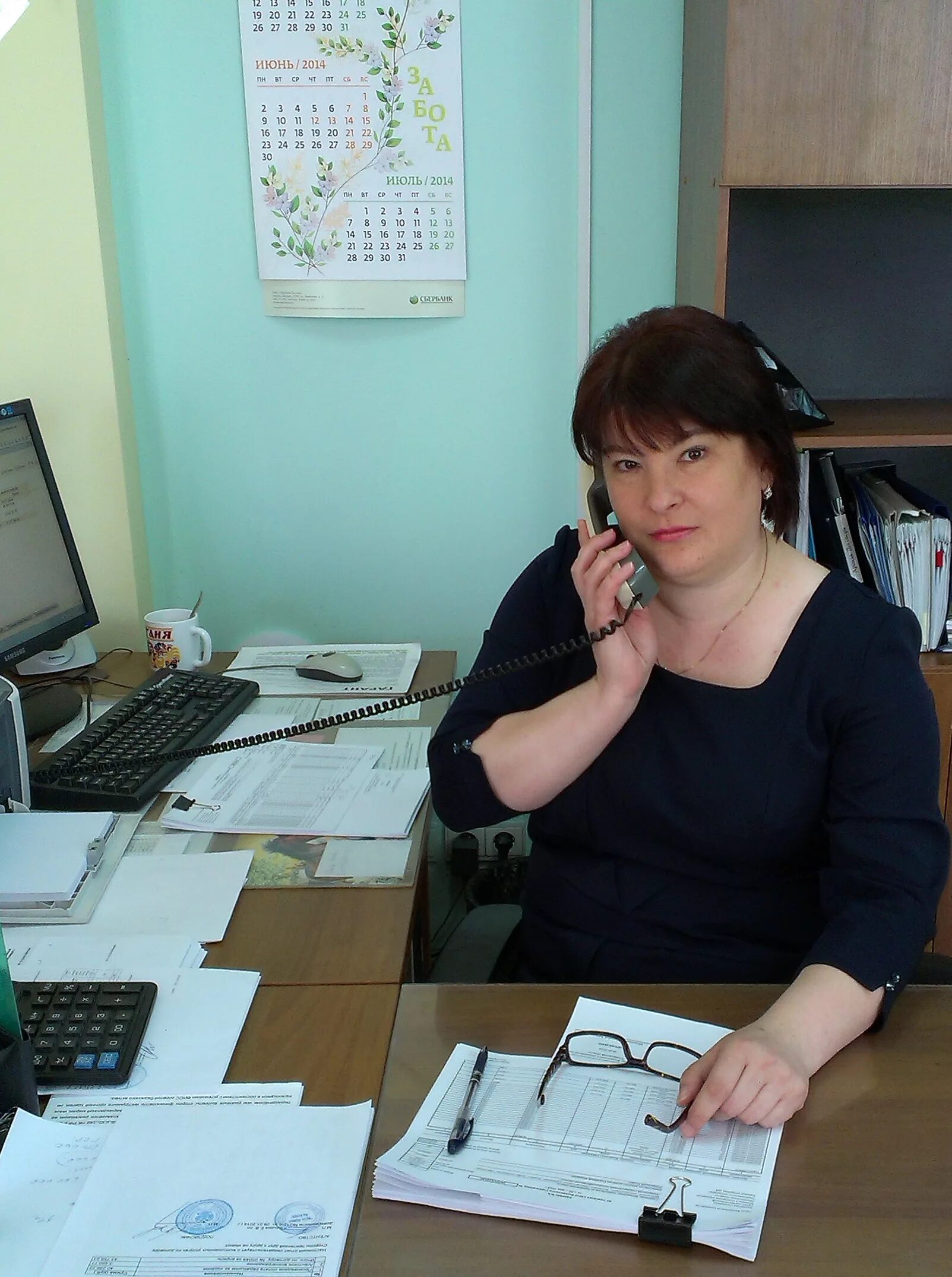 Работники бухгалтерии. Экономист женщина. Женщина в офисе. Офис бухгалтера. Отдел кадров.