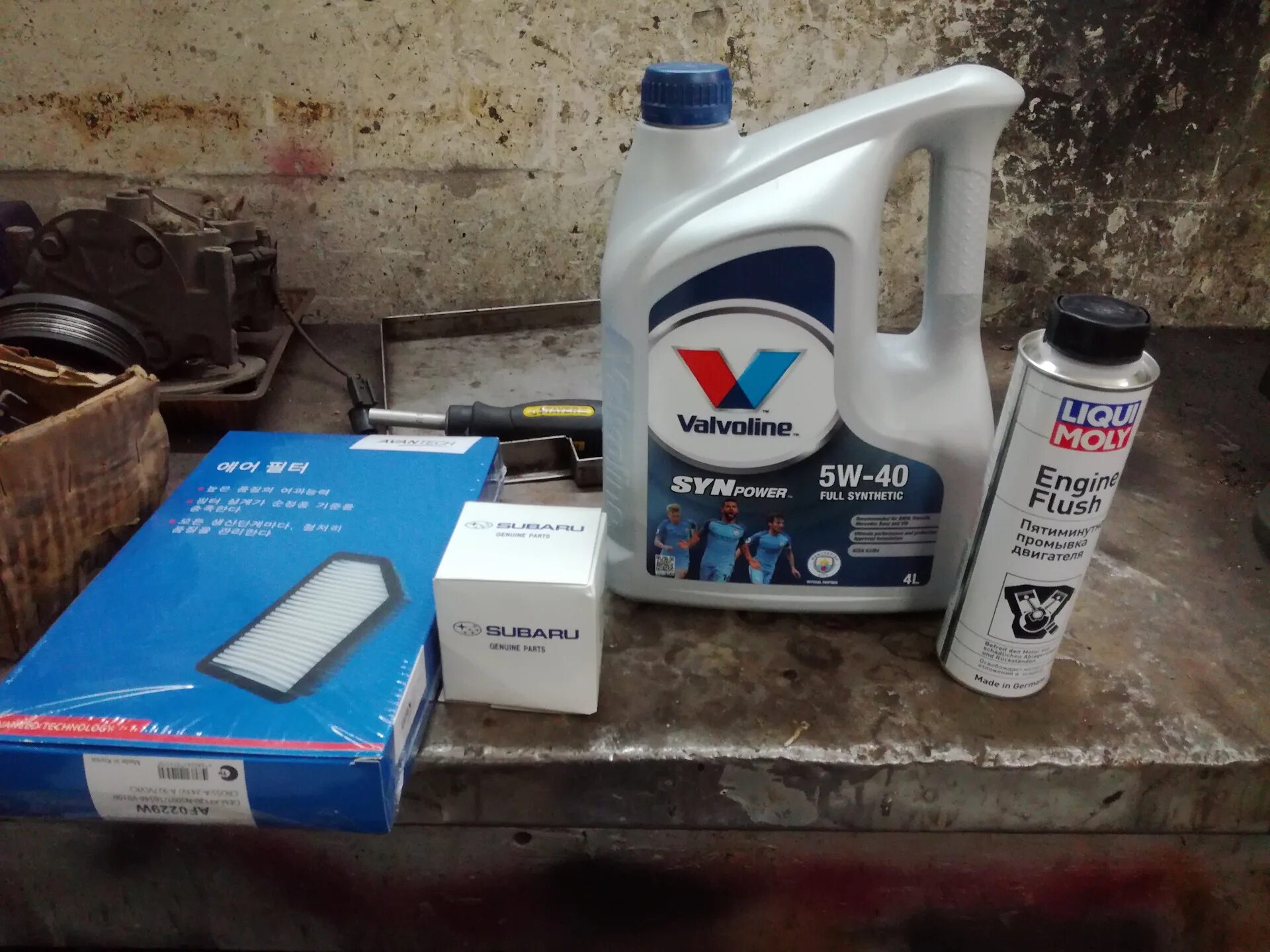 Масло двигателя форд куга 2.5. Subaru Valvoline. Antifreeze Subaru Outback Valvoline. Масло Valvoline 5w30 для Субару Форестер 2017 модельного года. Промывка Valvoline двигателя литровая серая банка.