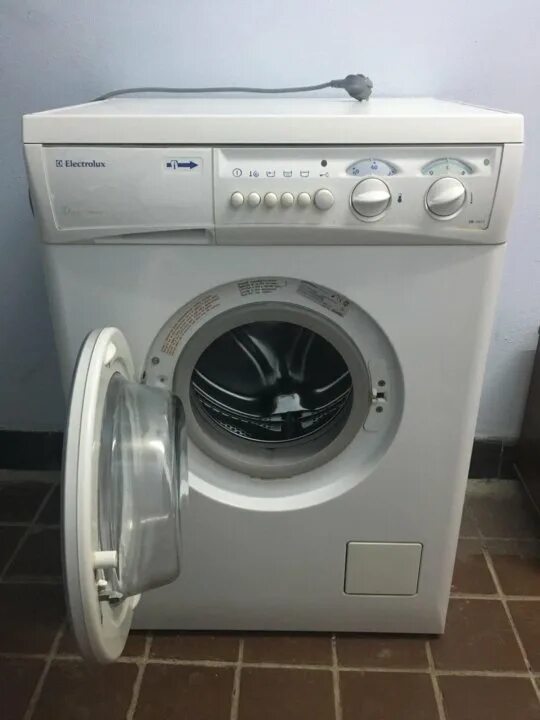 Стиральная машина electrolux ew 1062 s. Старая стиральная машина электролюкс. Старая стиральная машина электролюкс. Electrolux стиральная машина 2007. Старая стиральная машина электролюкс.