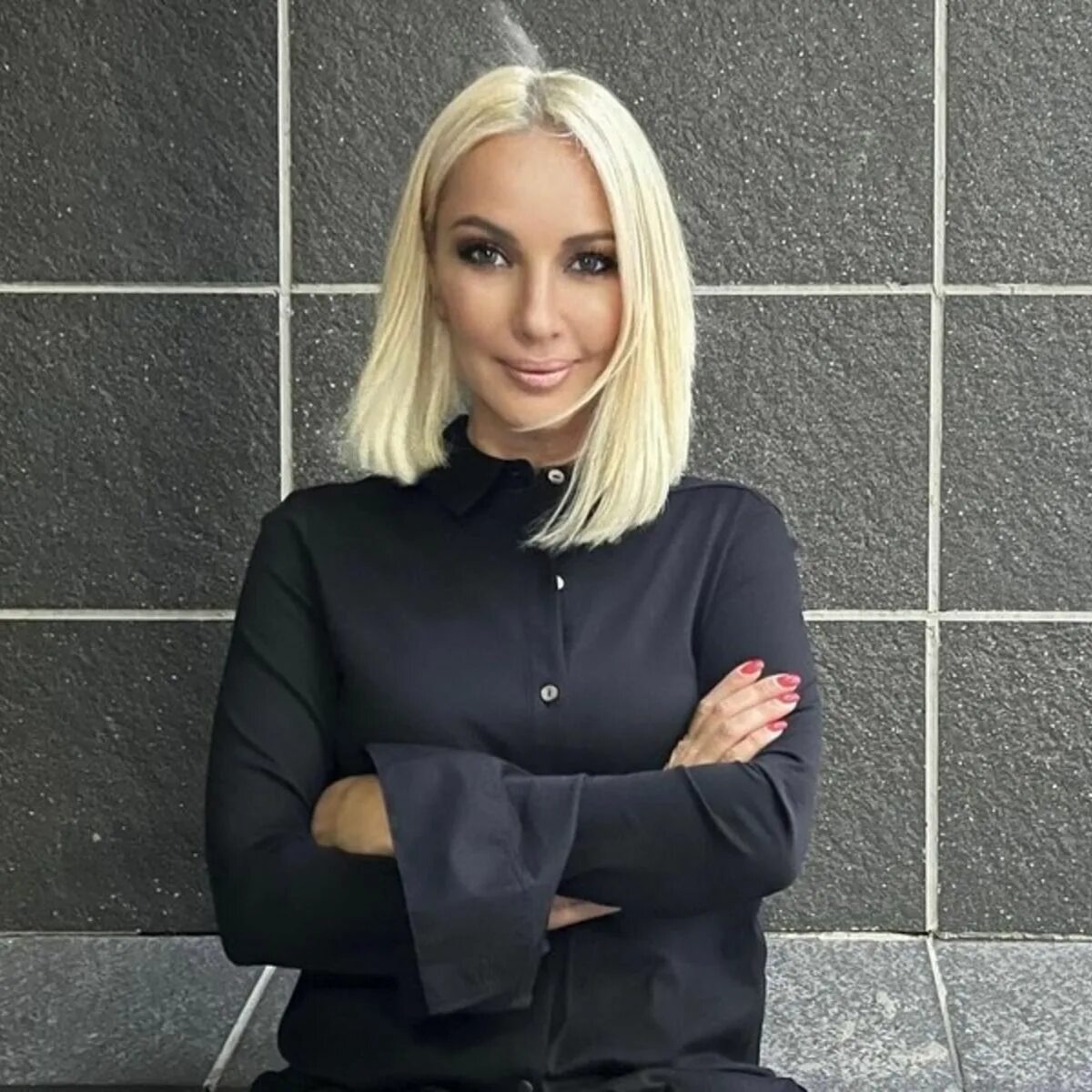 Лера Кудрявцева в ярко-розовом комбинезоне появилась на съемках нового сезона шо