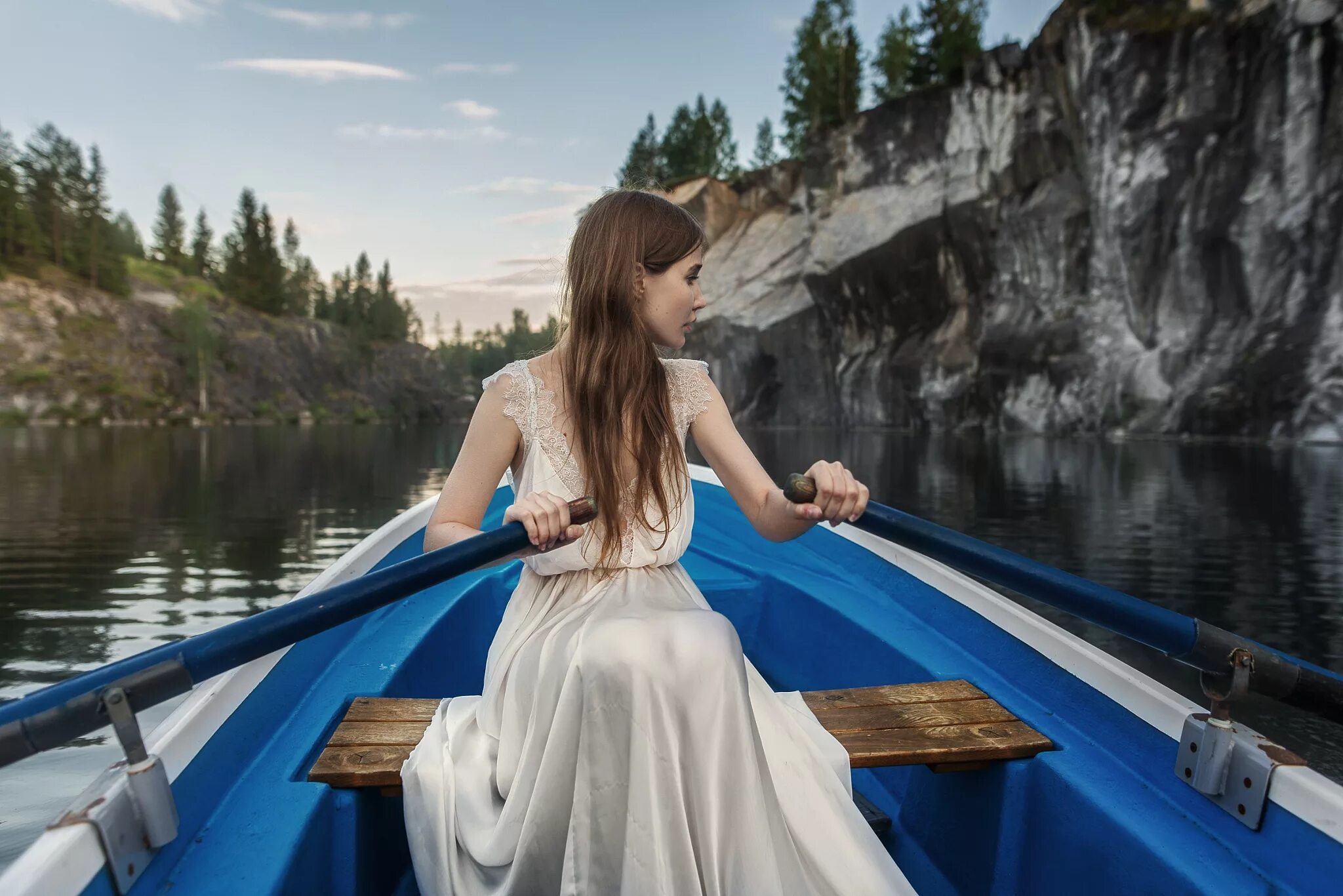 В каждую лодку