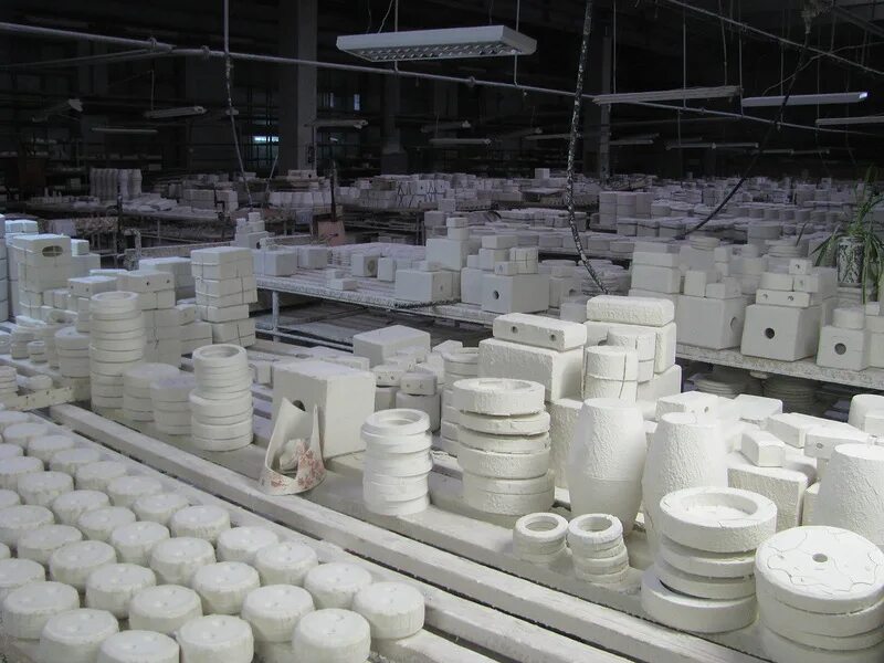 Завод глиняных изделий. Промышленность строительных материалов. Гончарные изделия из глины. Производитель керамических. Производитель керамических.