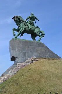Конь в уфе памятник