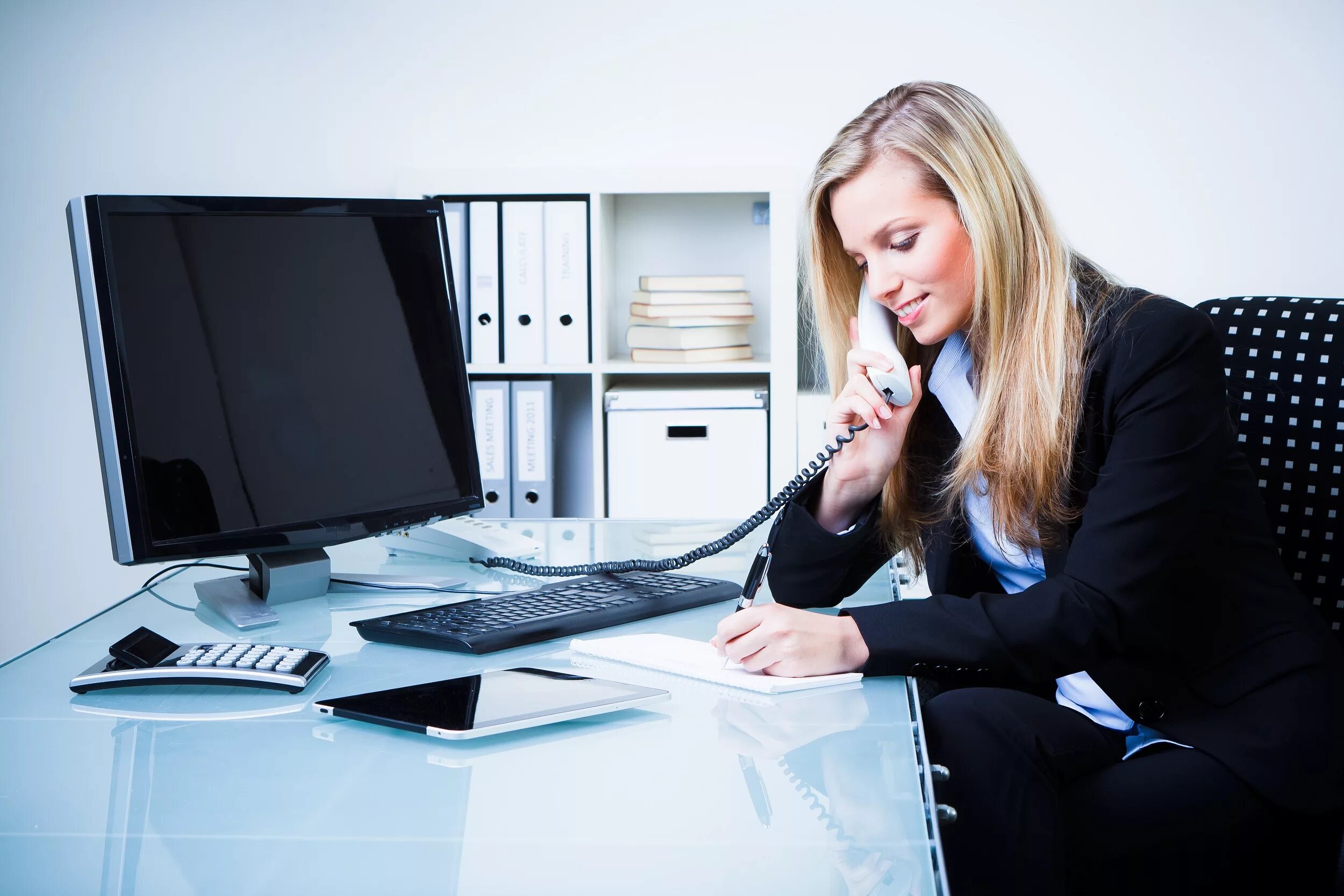 Офис менеджер. Женщина трудоголик. Продавец кассир. Кассир в магазине. Проблемы в личной жизни устройся на две работы нет личной.