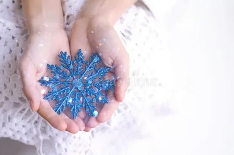 Семь снежинок на ладони