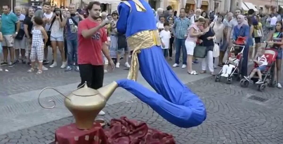 Фокус с левитацией секрет. Летающий стол фокус разгадка. Профессор для детей шоу. Летающий столик фокусника. Фокусник иллюзионист.