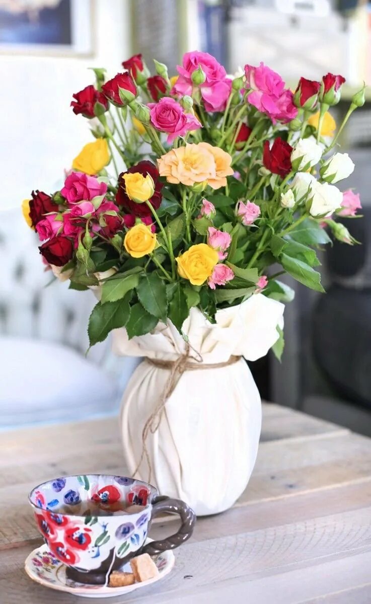 Букеты утро. Шикарные цветы в вазе. Букет цветов «утренний». Шикарный букет в вазе. Красивый букет цветов в вазе.
