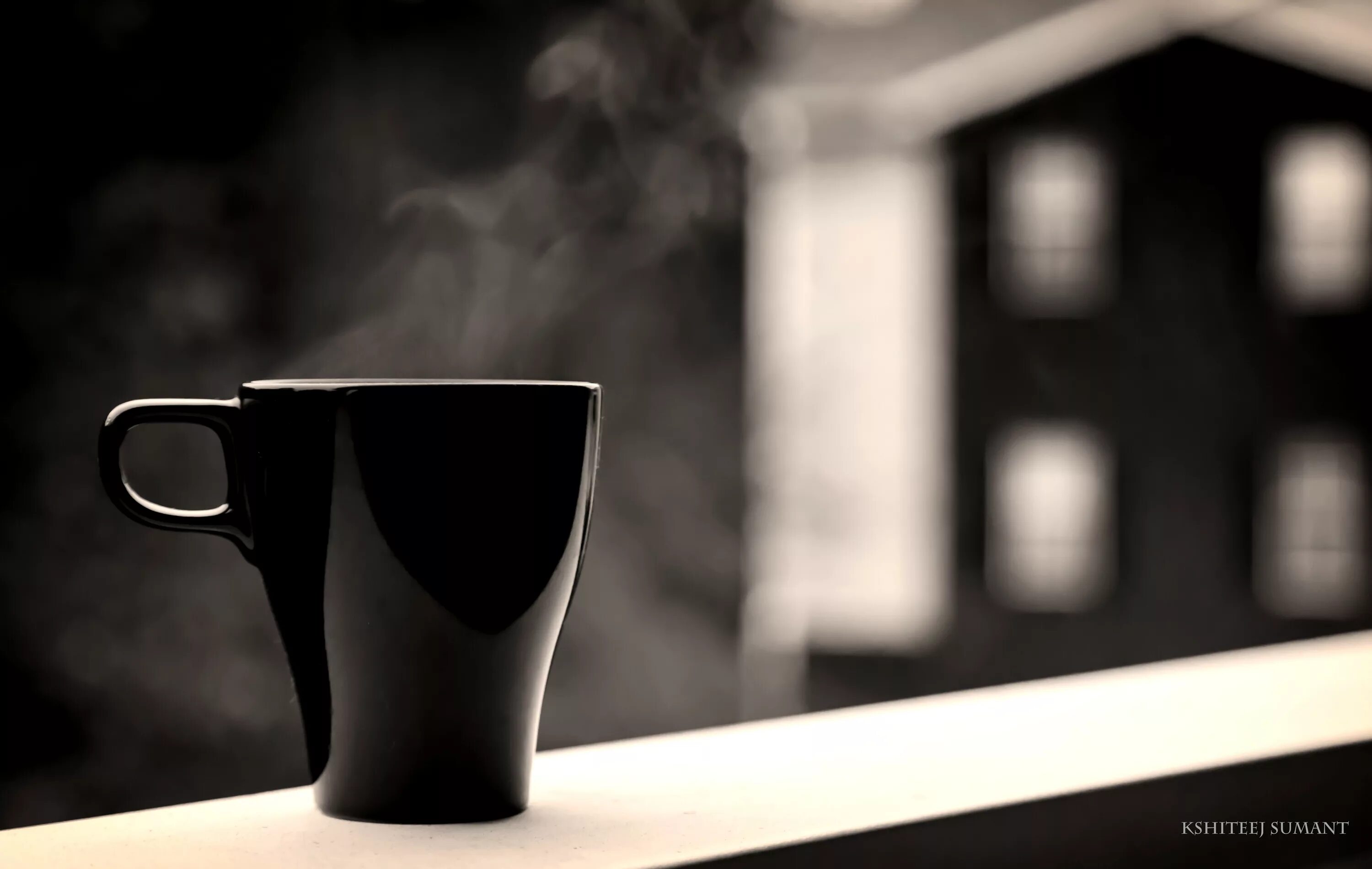 Кофе на темном фоне. Кружка на черном фоне. Чашка кофе на черном фоне. Кружка на черном фоне. Эспрессо на темном фоне.