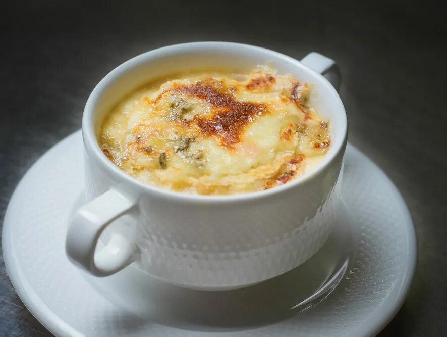 Пате пари москва блюдо. Луковый суп париж. Луковый суп ресторан. Фюнамбюль ресторан. Луковый суп — soupe à l’oignon gratinée.