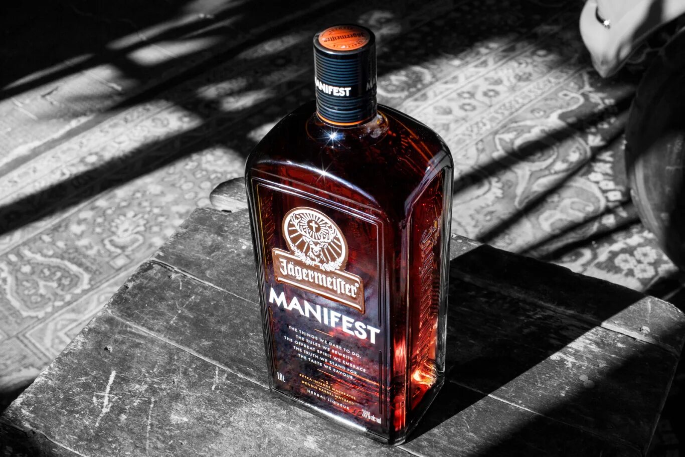 Манифест Ягер Егермейстер. Ликер Jagermeister Manifest. Егерьмастер ликер Манифест. Егермейстер новый.