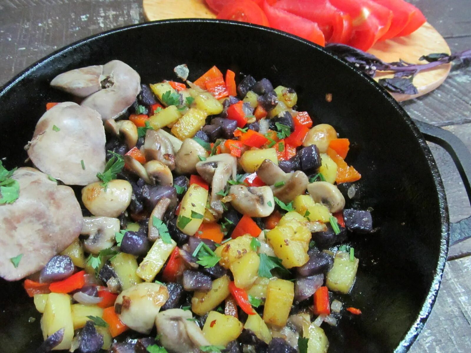 Картошка с грибами в мультиварке редмонд. Куриная печенка с грибами и картошкой в мультиварке. картошка перец шампиньоны лук.