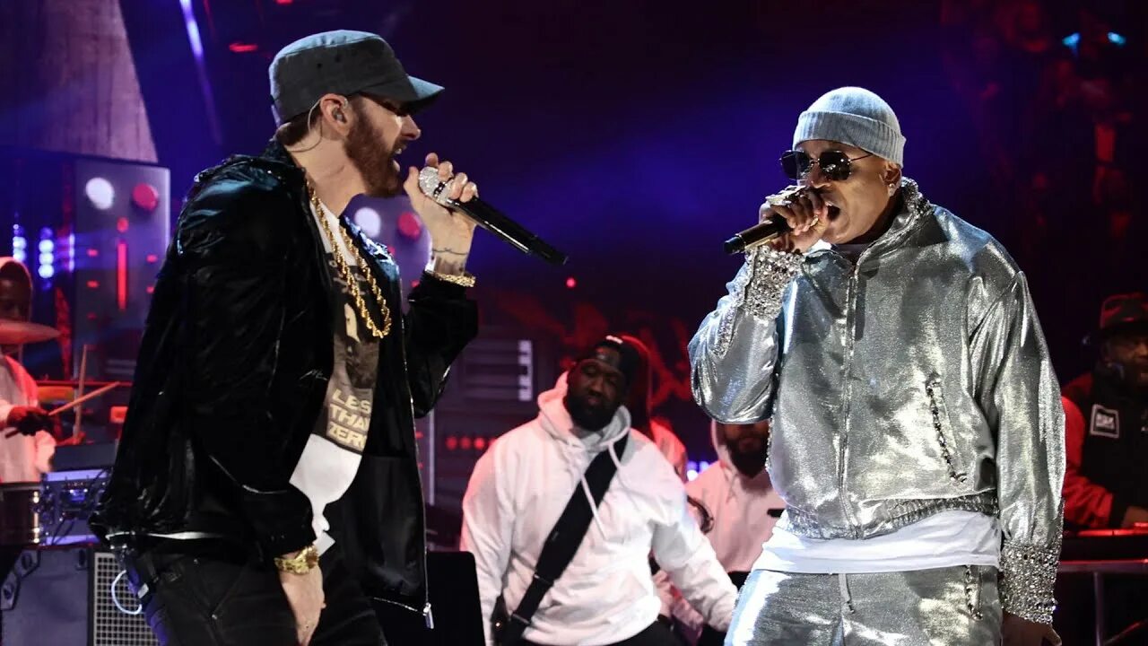 Eminem run. Эминем 2025. эминем в зале славы рок-н-ролла. eminem ll cool j. eminem rock and roll hall of fame.