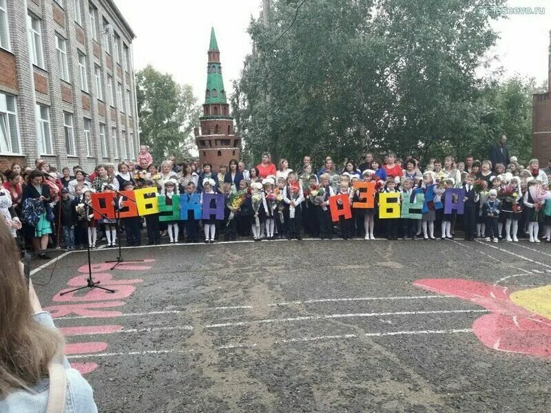 211 школа новосибирск родники. Второе сентября. Череповец 23 школа 2019 год 1 сентября фото. 2 сентября 2019 школа. Линейка в школе.