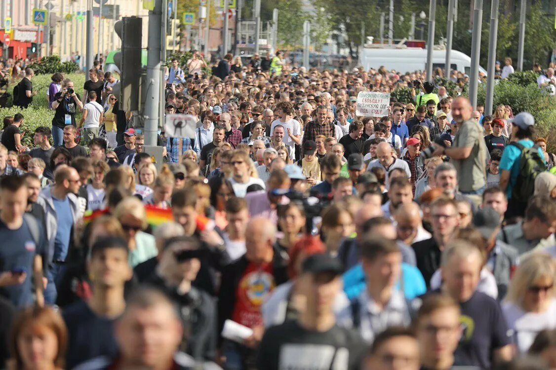 Парад против. Много людей на улице. Много народу на улице Москва. Москва много людей. Митинг шествие.